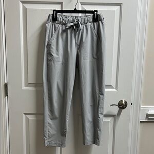 Under Armour size medium Light Gray Women's joggers inseam 26 3256